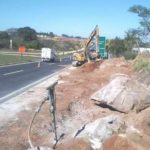 trabalho em rodovia desmonte de rochas